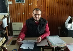 موظف استلام الوثائق